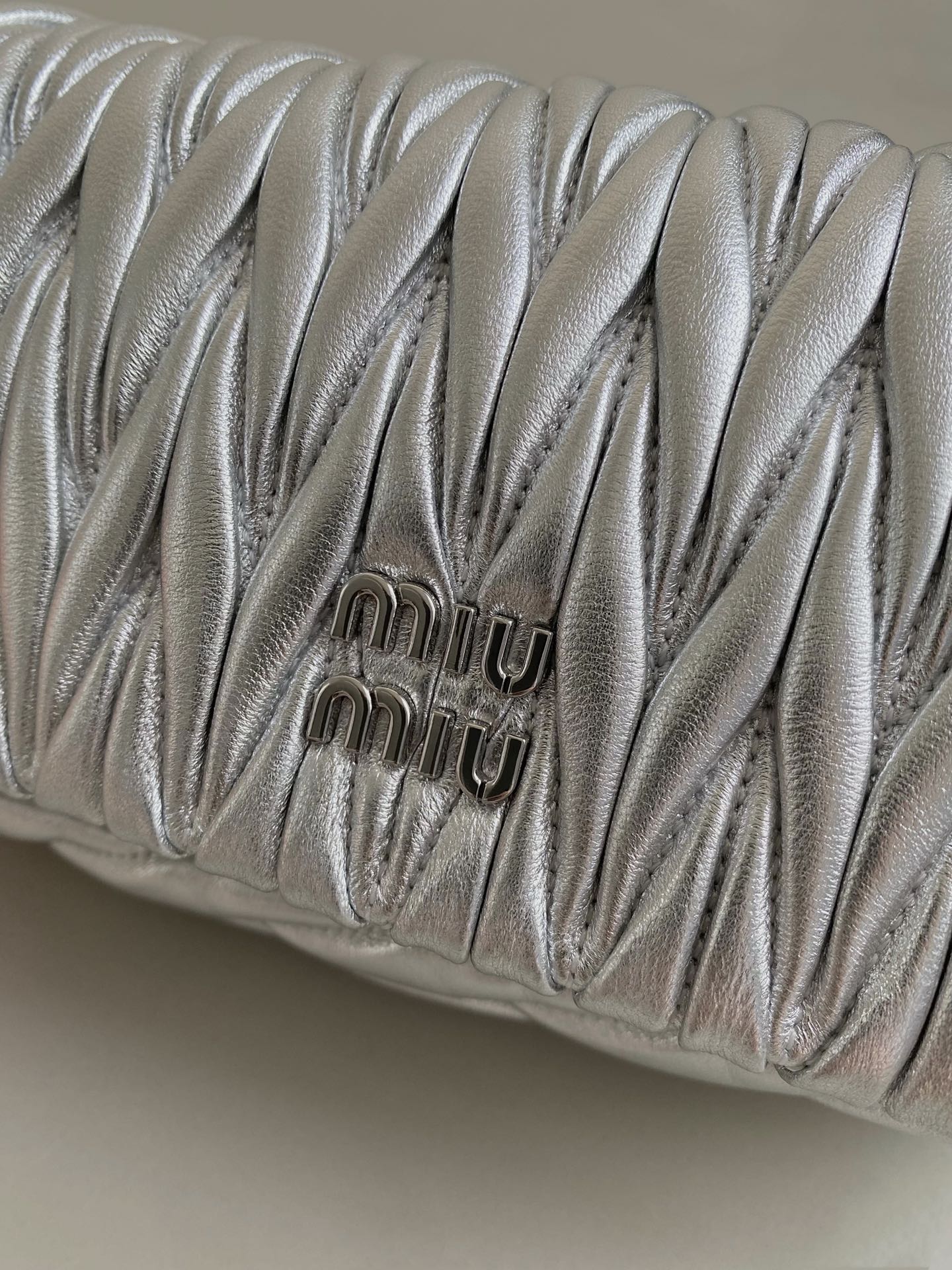 ＭＩ ＭＵ MATELASSÉ NAPPA LEATHER MINI-BAG SILVER