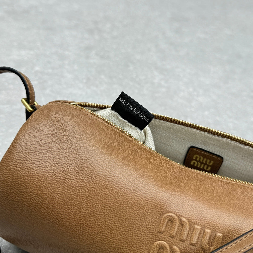 ＭＩ ＭＵ NAPPA LEATHER POUCH OAK