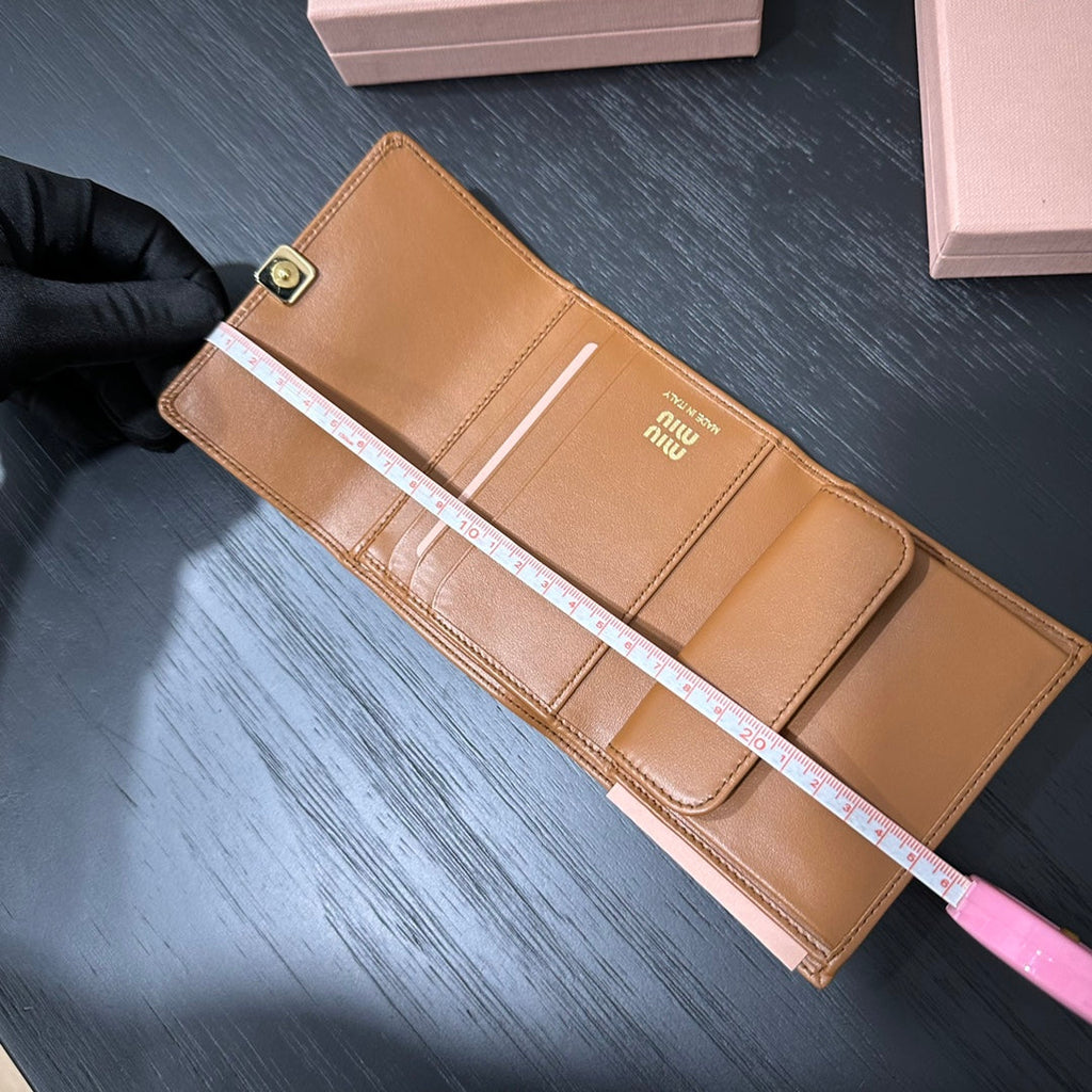 ＭＩ ＭＵ SMALL LEATHER WALLET WITH LOGO COGNAC