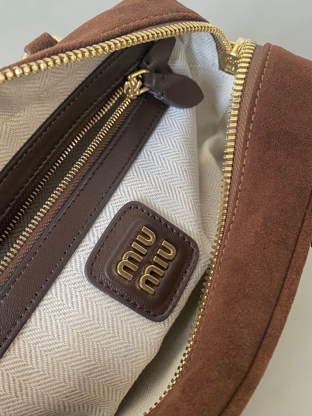 ＭＩ ＭＵ ARCADIE PADDED SUEDE TOP-HANDLE BAG COCOA BROWN