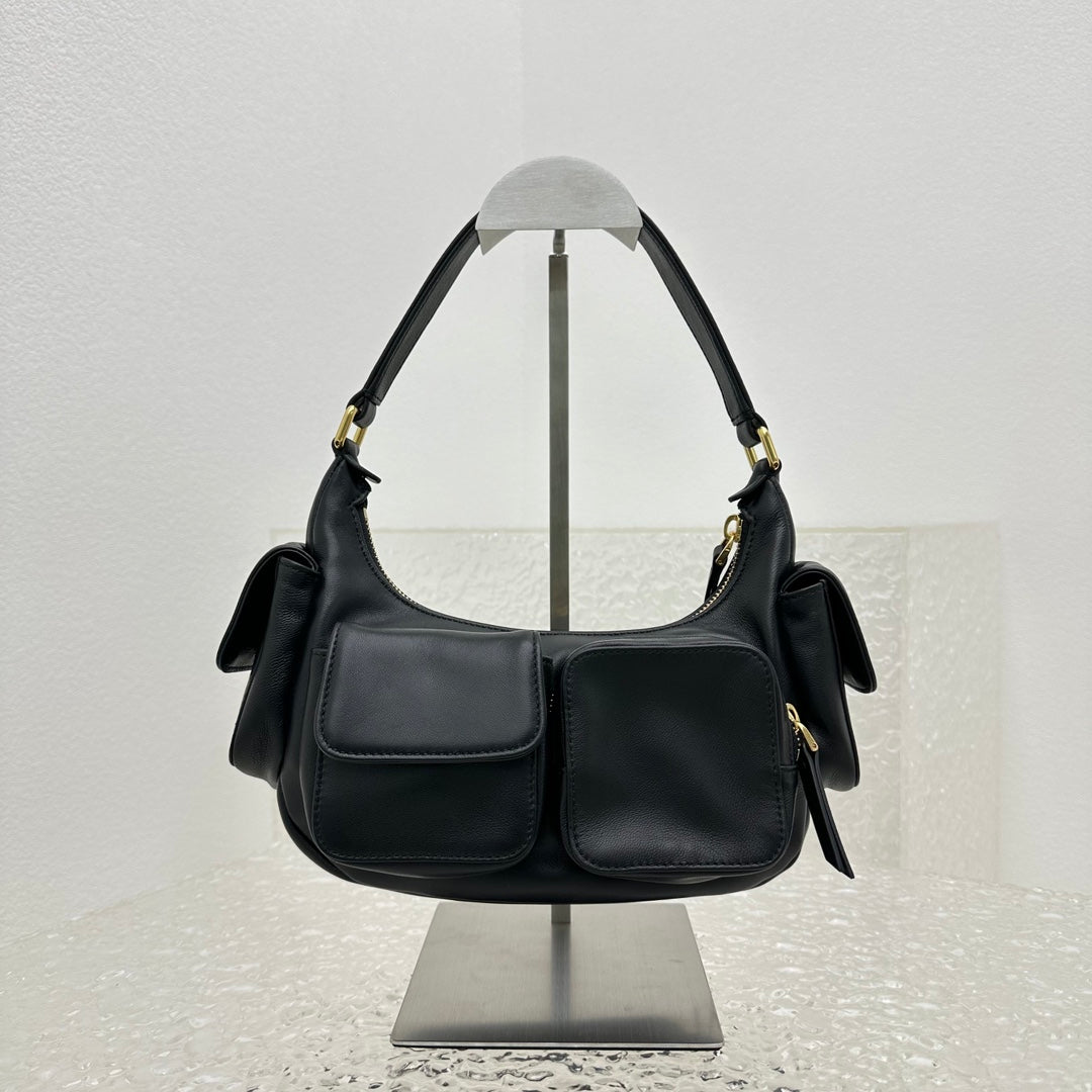 ＭＩ ＭＵ NAPPA LEATHER POCKET BAG BLACK