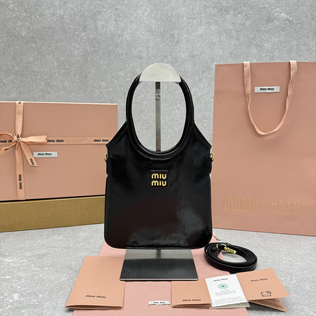 ＭＩ ＭＵ IVY NAPLAK PATENT LEATHER BAG BLACK