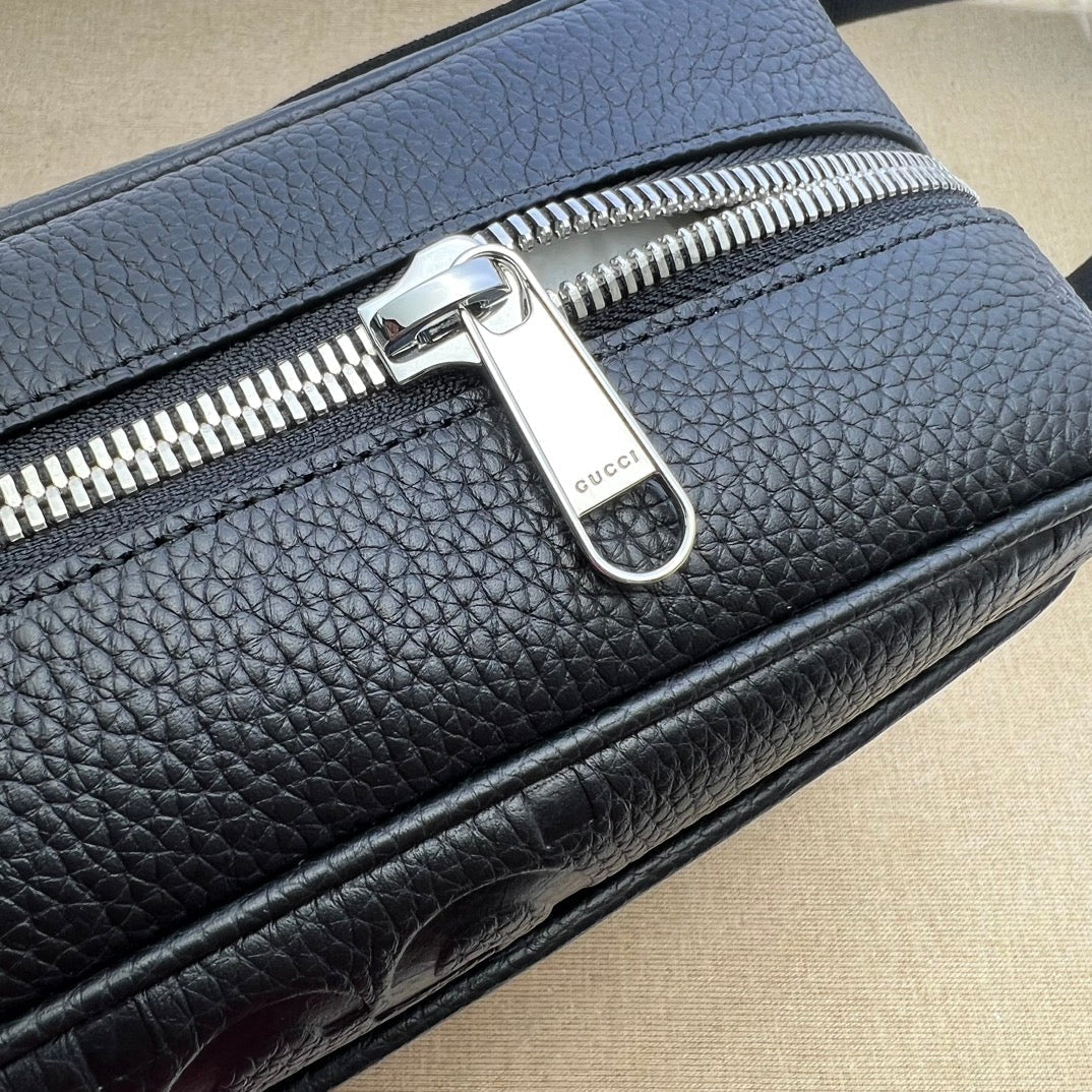 ＧＣＣＩMEN INTERLOCKING G CROSSBODY BAG BLACK