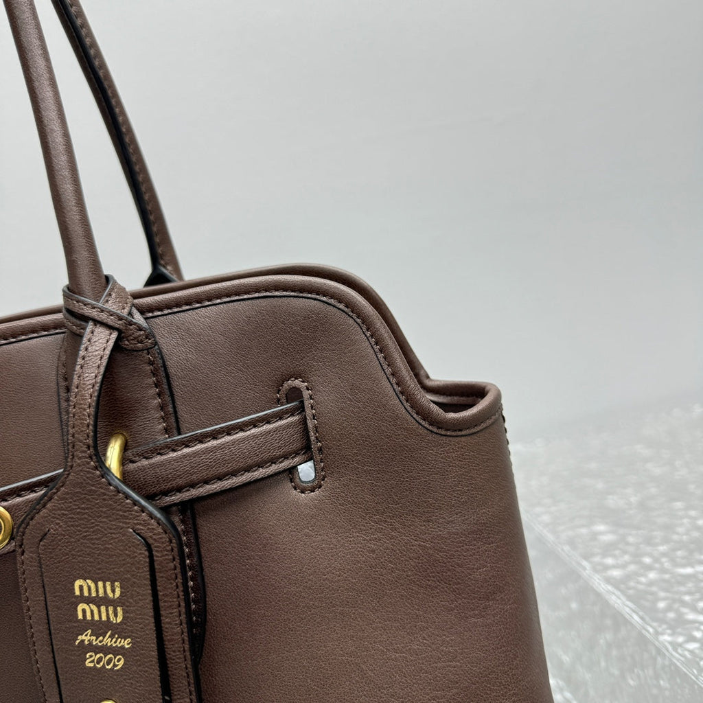 ＭＩ ＭＵ AVENTURE NAPPA LEATHER BAG MEDIUM BRIARWOOD