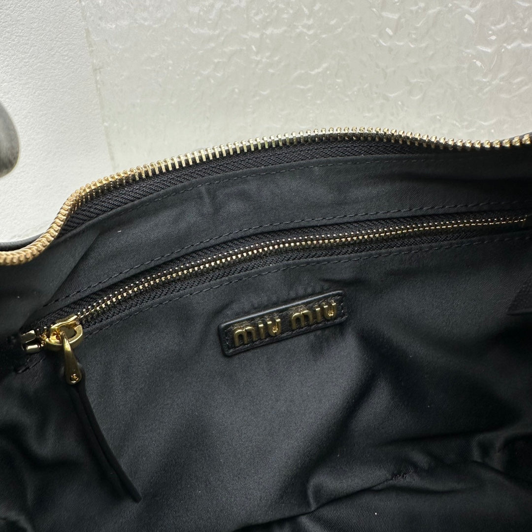 ＭＩ ＭＵ NAPPA LEATHER POCKET BAG BLACK