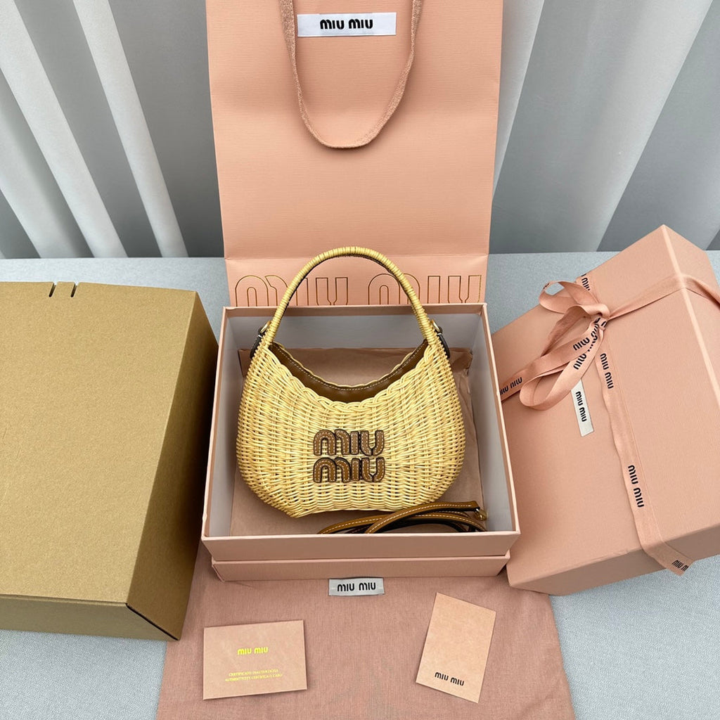 ＭＩ ＭＵ WANDER WICKER HOBO BAG TAN/CARAMEL