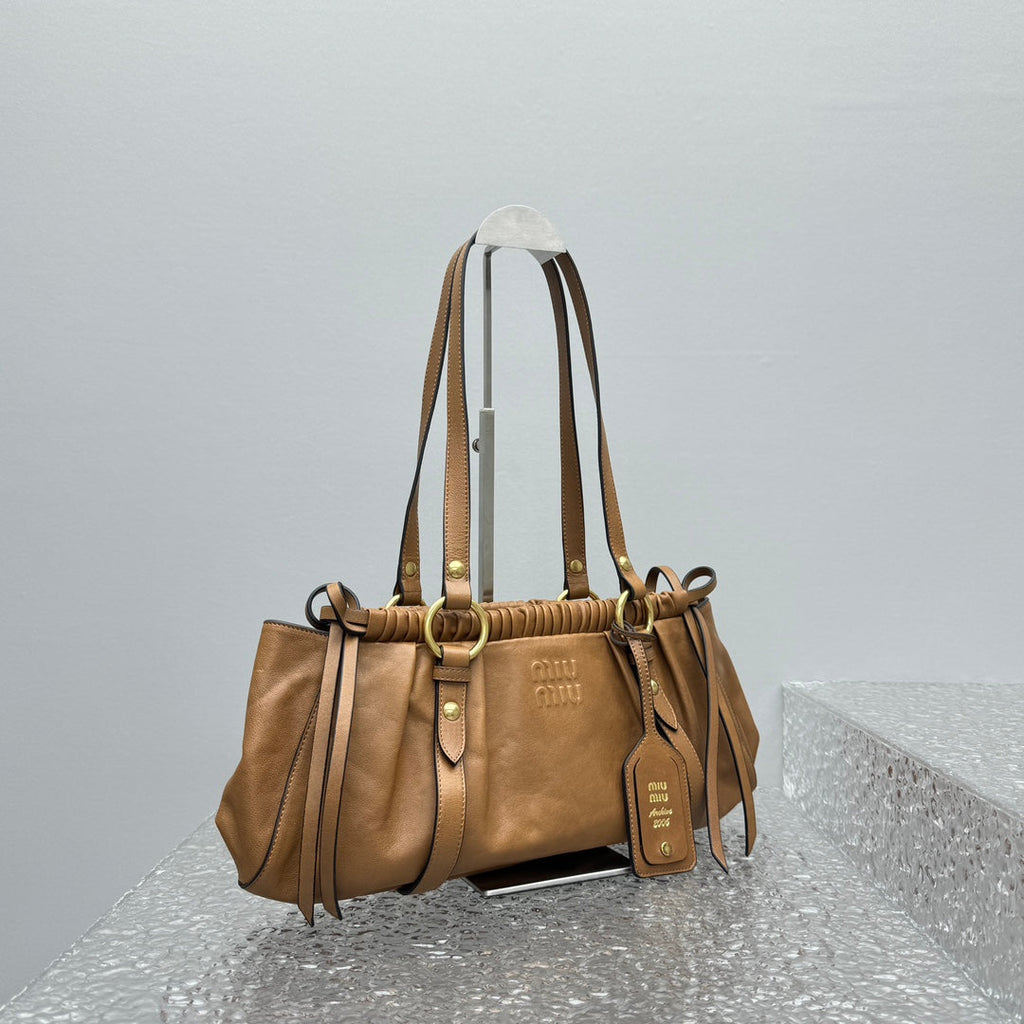 ＭＩ ＭＵ NAPPA LEATHER SHOULDER BAG