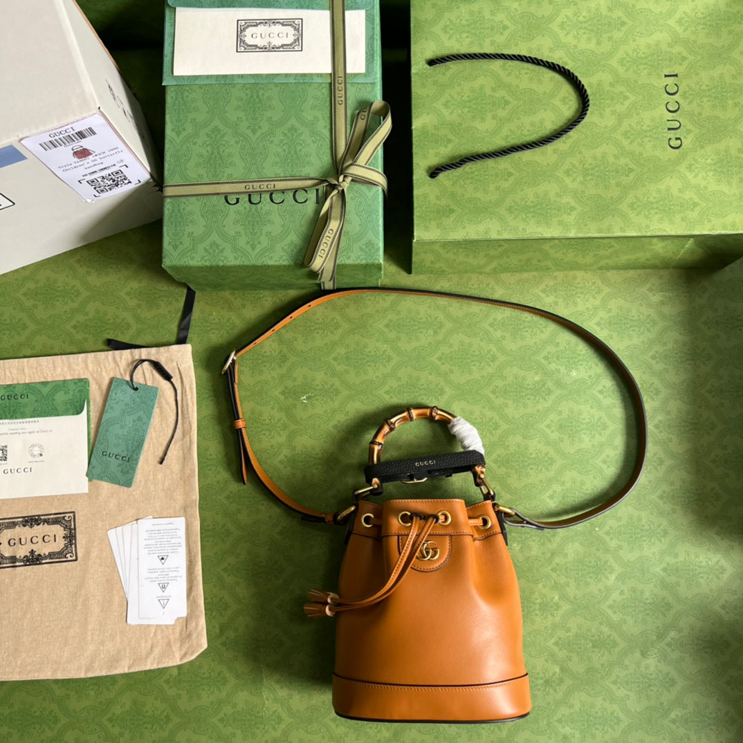 ＧＣＣＩDIANA MINI BUCKET BAG COGNAC