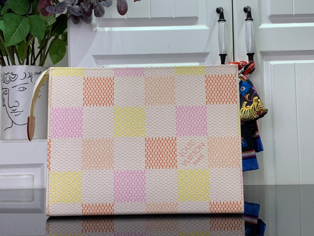 ＬＳ ＶＴＴＯＮ TOILETRY POUCH D15