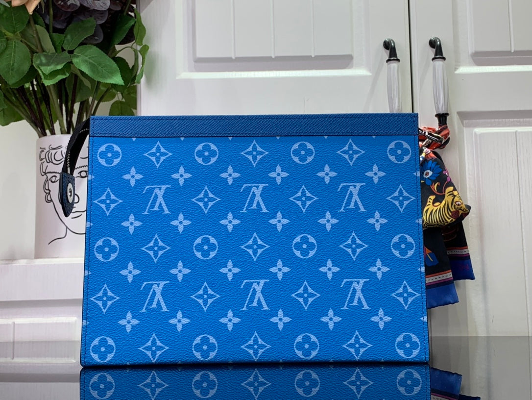 ＬＯＵＩＳ ＶＵＩＴＴＯ N POCHETTE VOYAGE MM BLUE