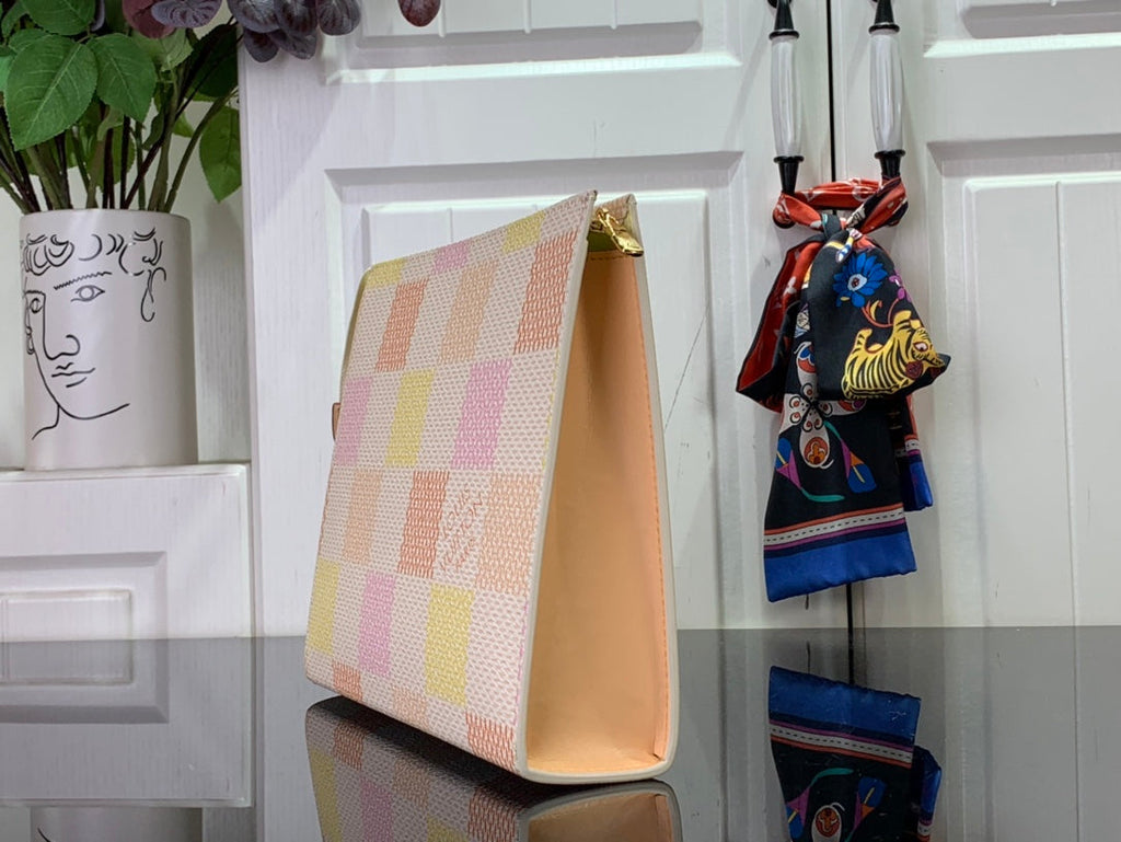 ＬＳ ＶＴＴＯＮ TOILETRY POUCH D15