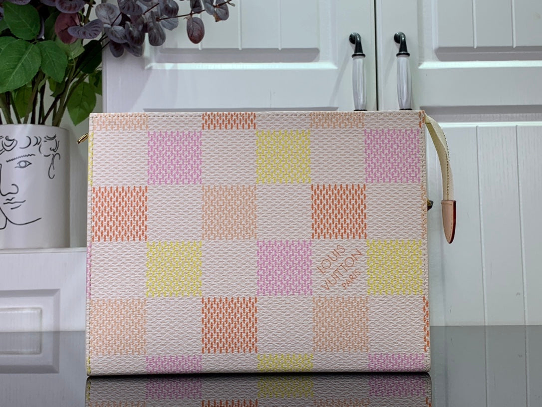 ＬＳ ＶＴＴＯＮ TOILETRY POUCH D15