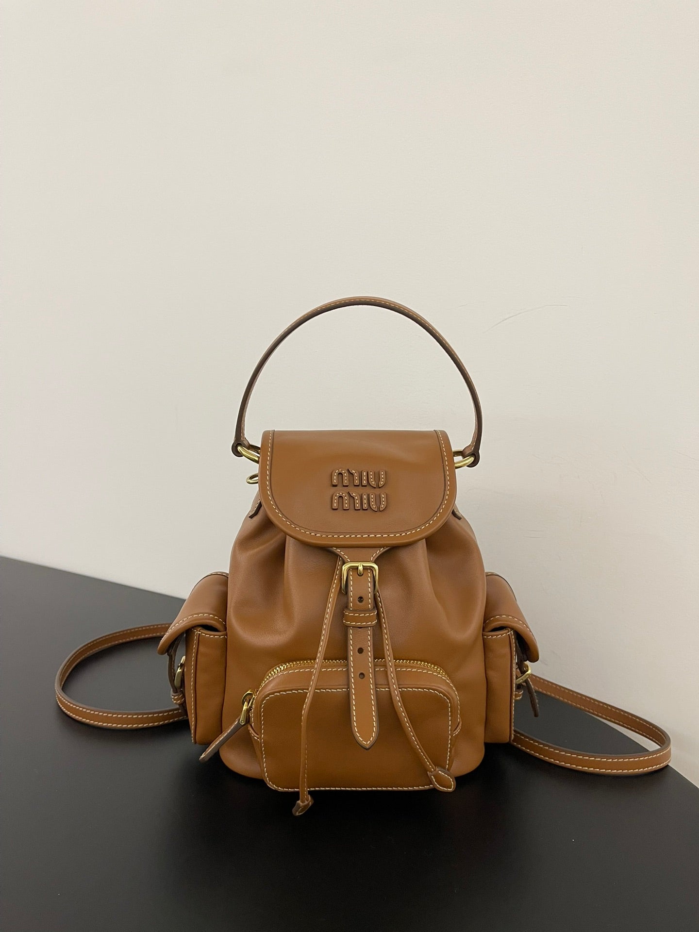 ＭＩ ＭＵ LEATHER BACKPACK COGNAC
