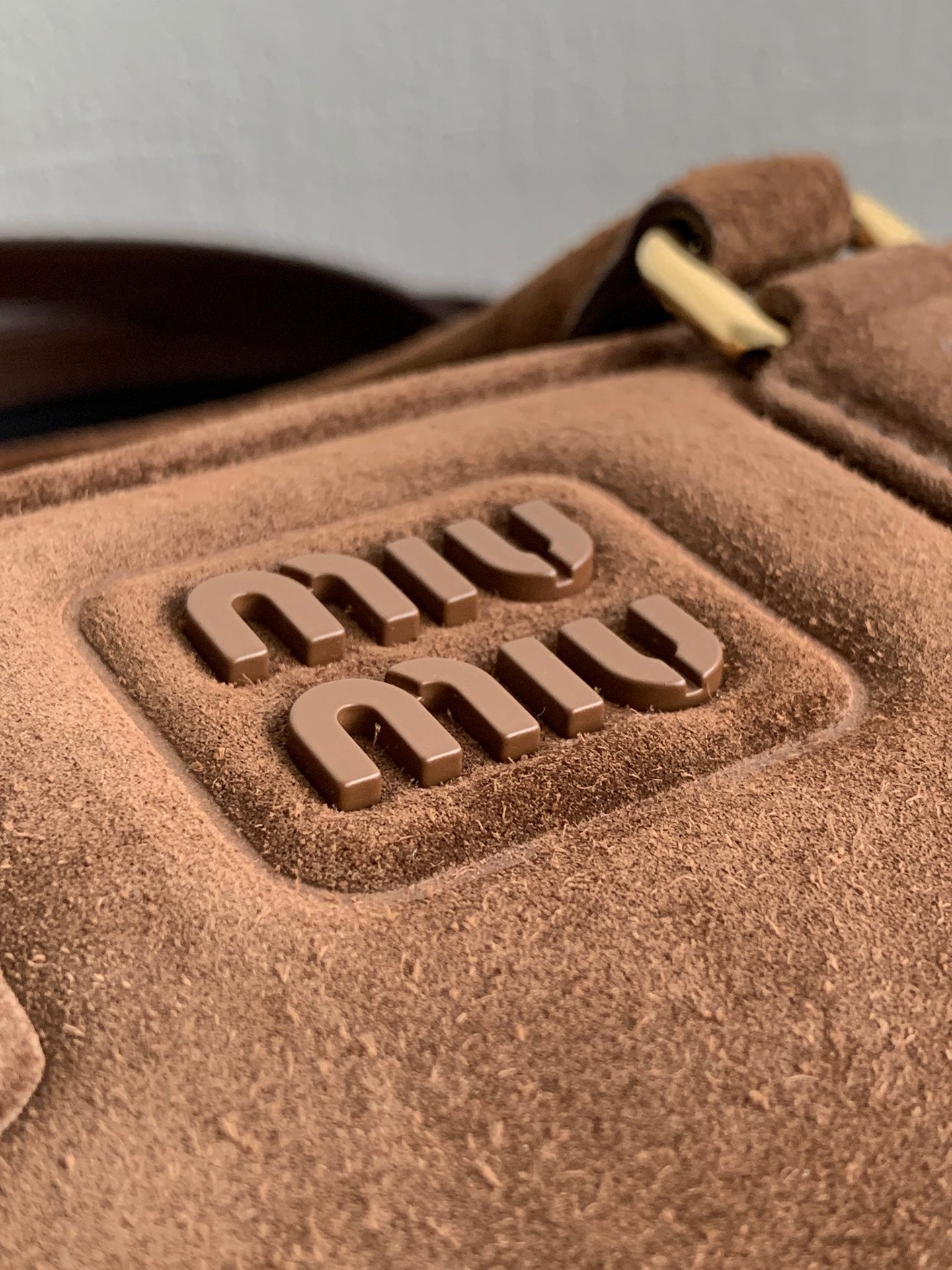 ＭＩ ＭＵ ARCADIE ZIPPED HANDBAG IN BROWN
