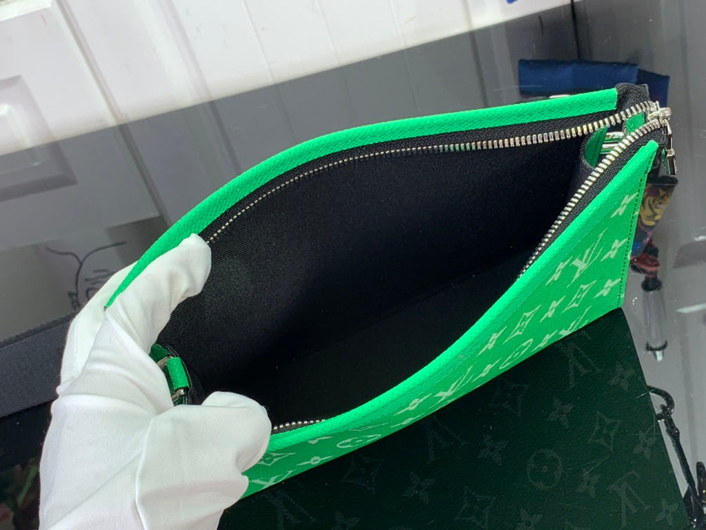ＬＳ ＶＴＴＯＮ GASTON WEARABLE WALLET GREEN