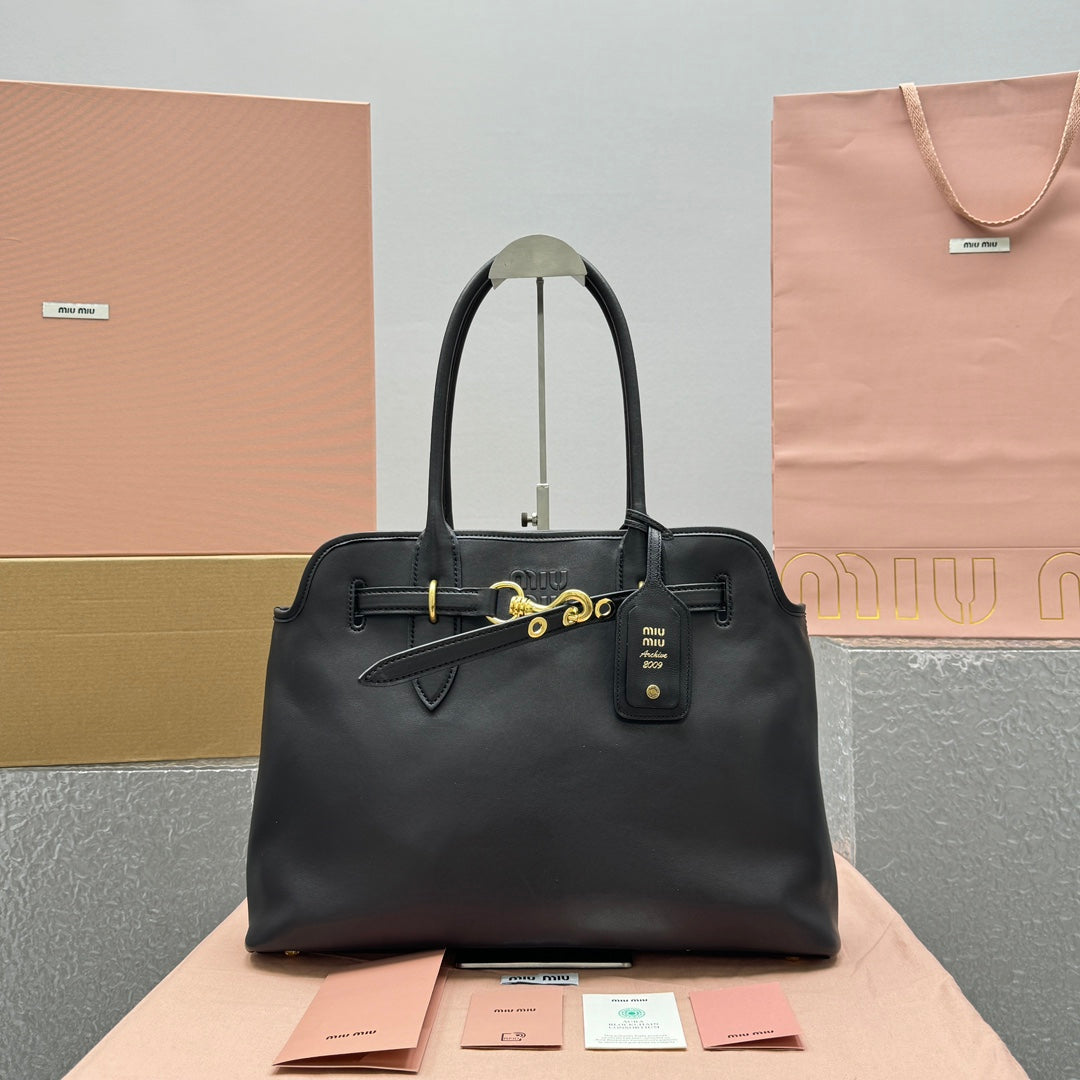 ＭＩ ＭＵ AVENTURE NAPPA LEATHER BAG MEDIUM  BLACK