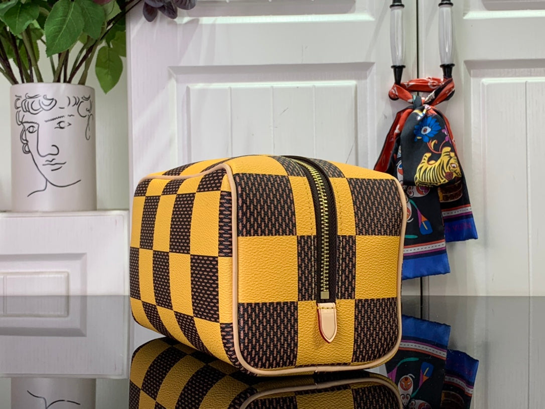 ＬＳ ＶＴＴＯＮ LOCKER DOPP KIT