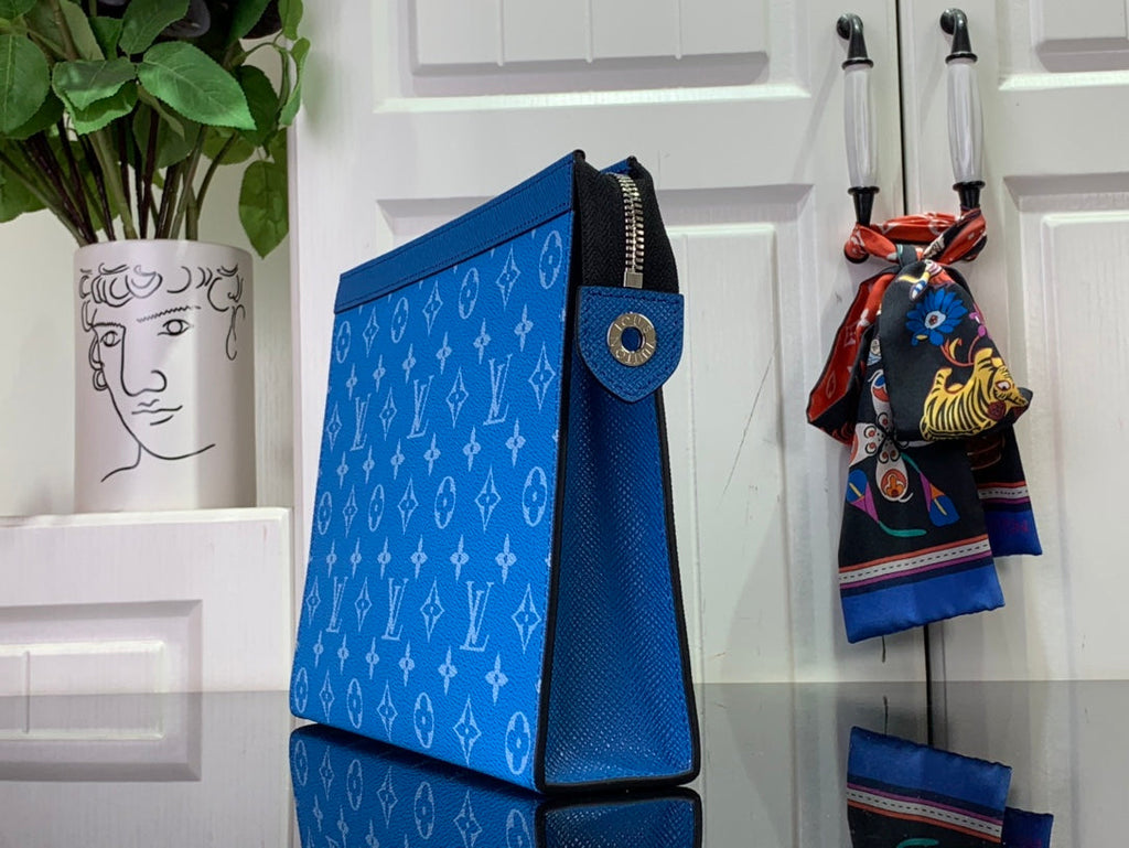 ＬＯＵＩＳ ＶＵＩＴＴＯ N POCHETTE VOYAGE MM BLUE