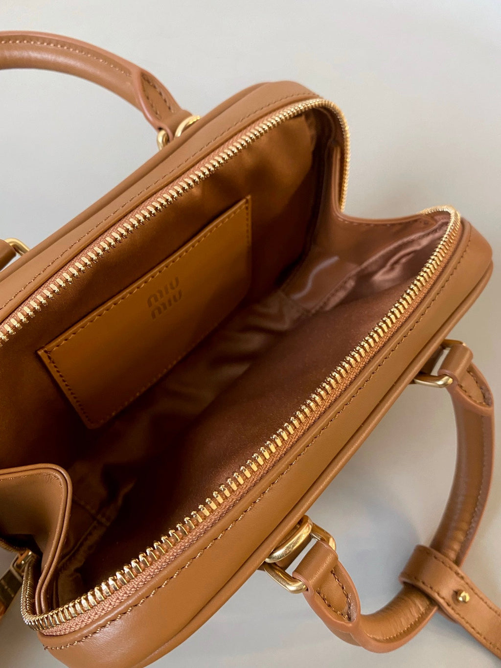 ＭＩ ＭＵ ARCADIE LEATHER MINI-BAG COGNAC