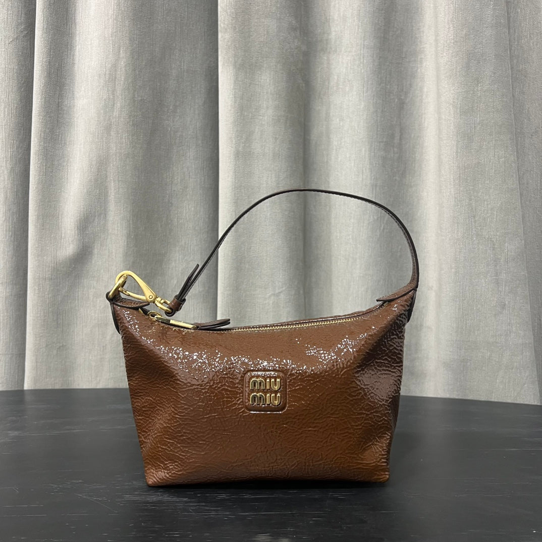 ＭＩ ＭＵ NAPLAK PATENT LEATHER POUCH PALISANDER