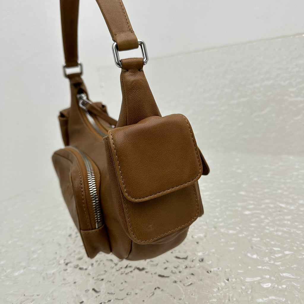 ＭＩ ＭＵ NAPPA LEATHER POCKET BAG OAK