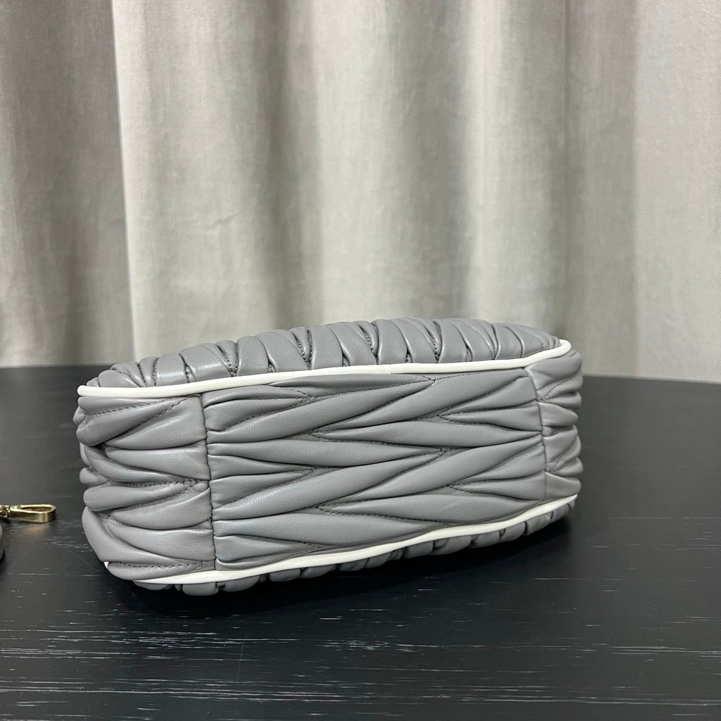 ＭＩ ＭＵ MATELASSÉ NAPPA LEATHER TOP HANDLE BAG SILVER
