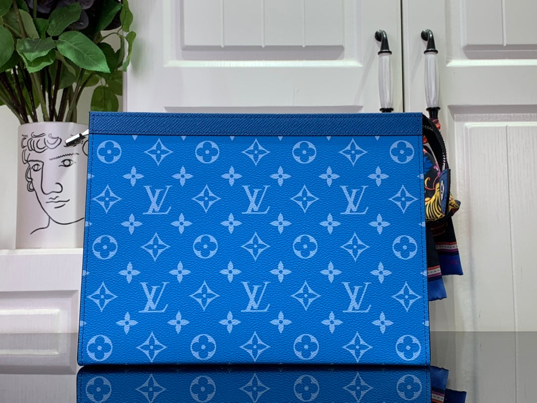 ＬＯＵＩＳ ＶＵＩＴＴＯ N POCHETTE VOYAGE MM BLUE