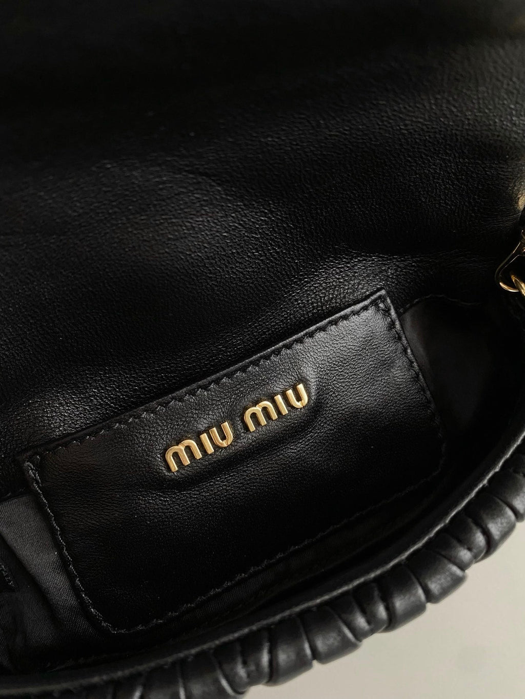 ＭＩ ＭＵ MATELASSÉ NAPPA LEATHER MINI-BAG WHITE/BLACK