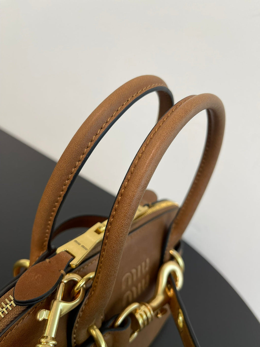 ＭＩ ＭＵ AVENTURE MINI NAPPA LEATHER BAG OAK