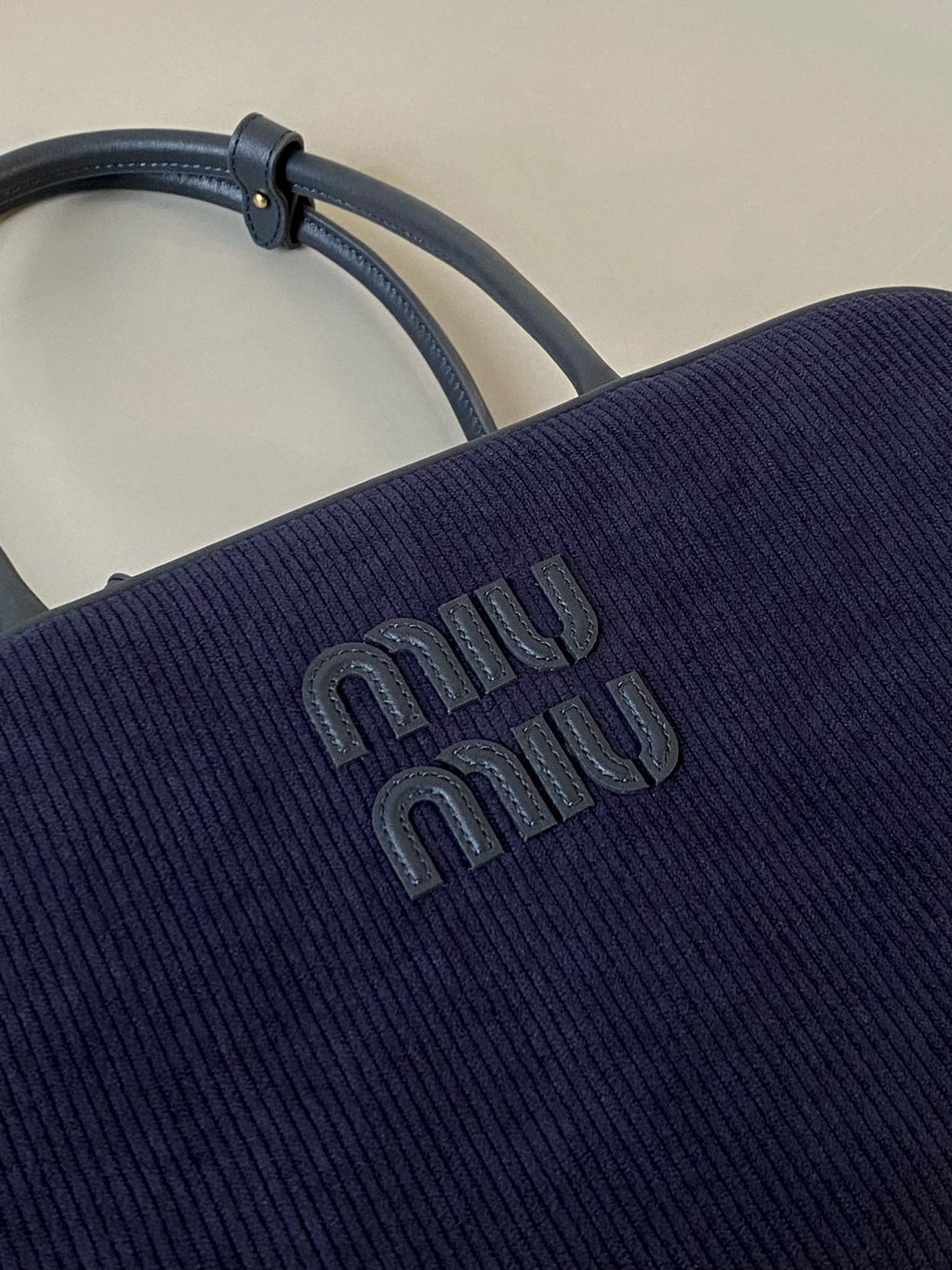 ＭＩ ＭＵ BEAU CORDUROY TOP-HANDLE BAG NAVY