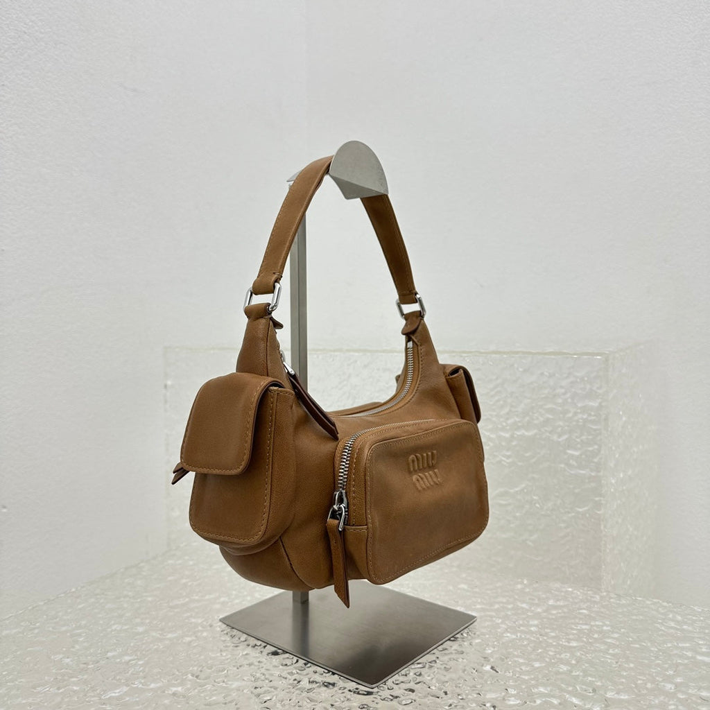 ＭＩ ＭＵ NAPPA LEATHER POCKET BAG OAK