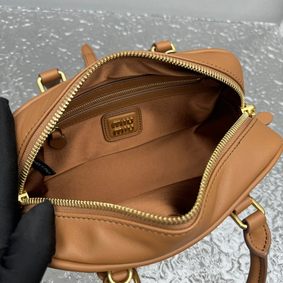 ＭＩ ＭＵ ARCADIE LEATHER BAG COGNAC
