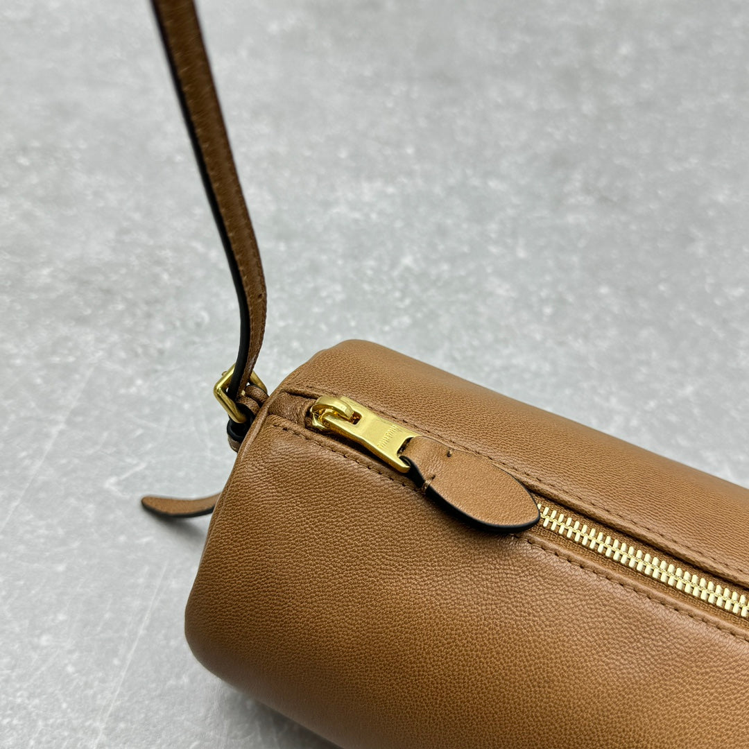 ＭＩ ＭＵ NAPPA LEATHER POUCH OAK