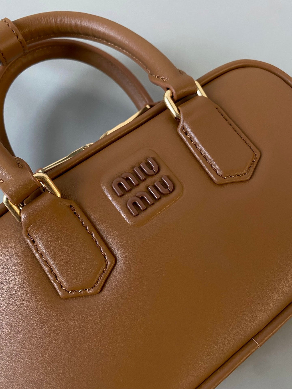 ＭＩ ＭＵ ARCADIE LEATHER MINI-BAG COGNAC