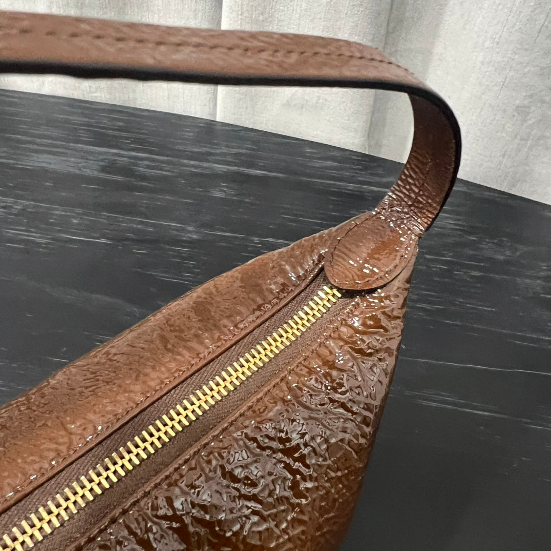ＭＩ ＭＵ NAPLAK PATENT LEATHER POUCH PALISANDER