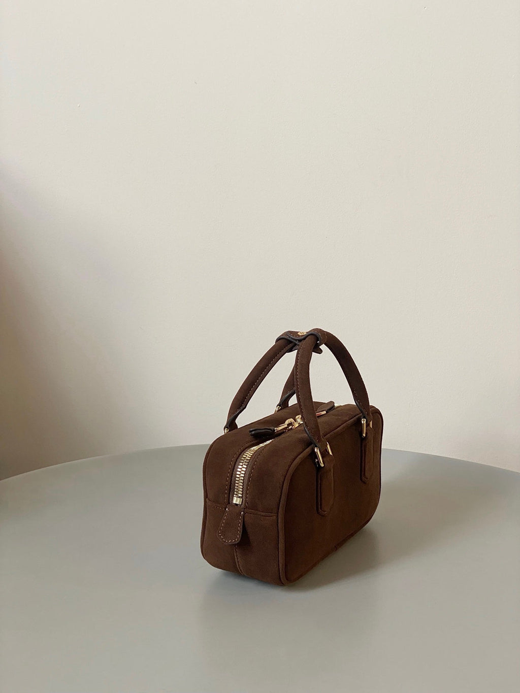 ＭＩ ＭＵ ARCADIE PADDED SUEDE TOP-HANDLE BAG COCOA BROWN