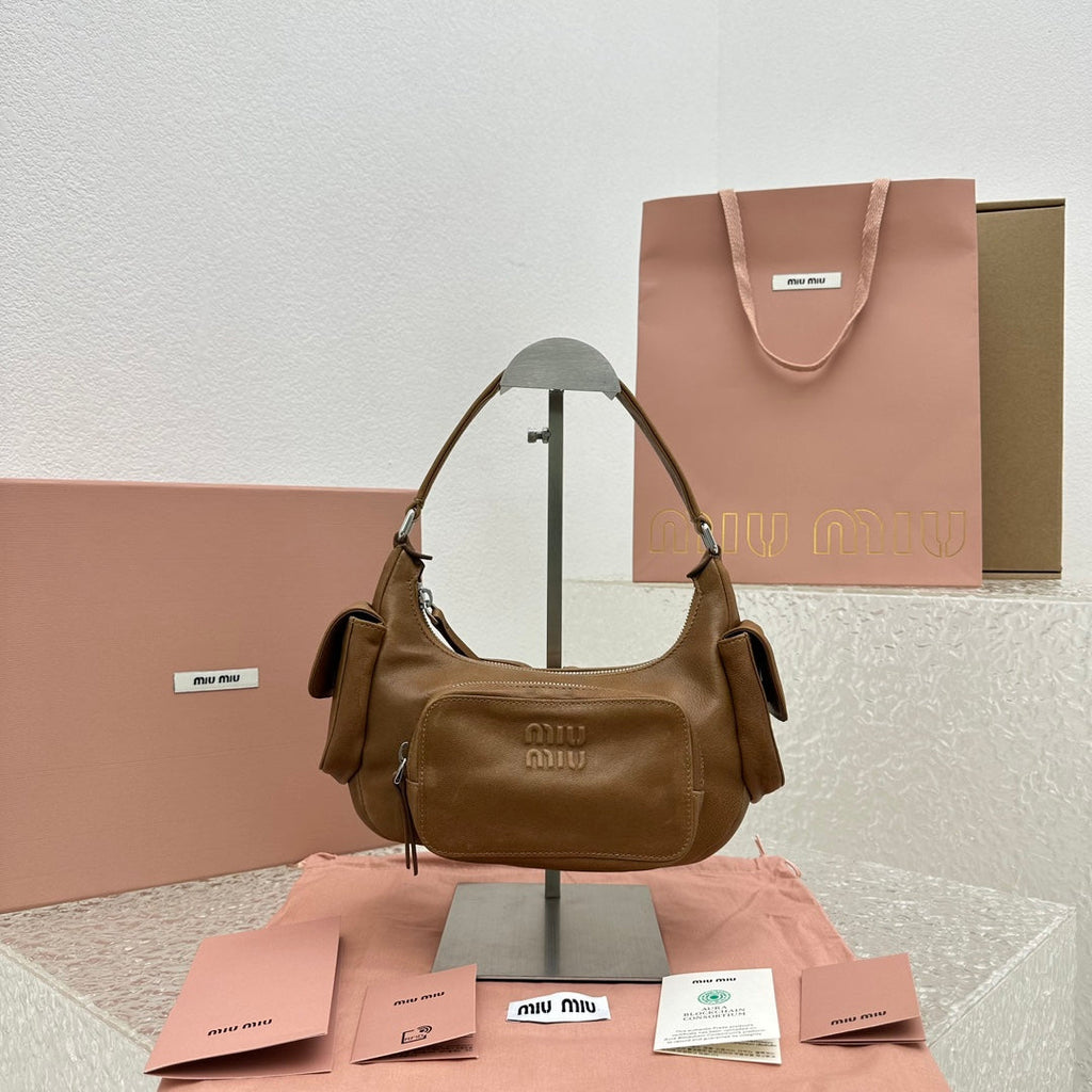 ＭＩ ＭＵ NAPPA LEATHER POCKET BAG OAK