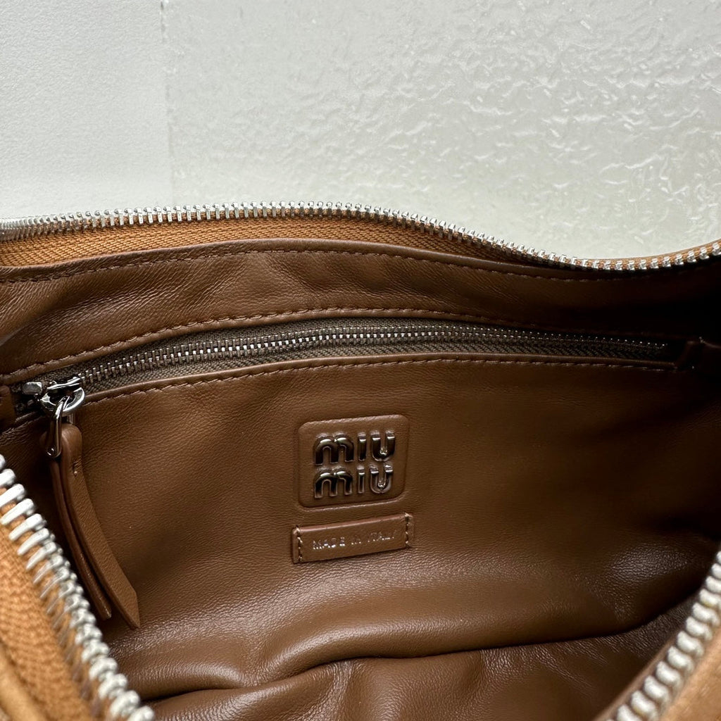 ＭＩ ＭＵ NAPPA LEATHER POCKET BAG OAK