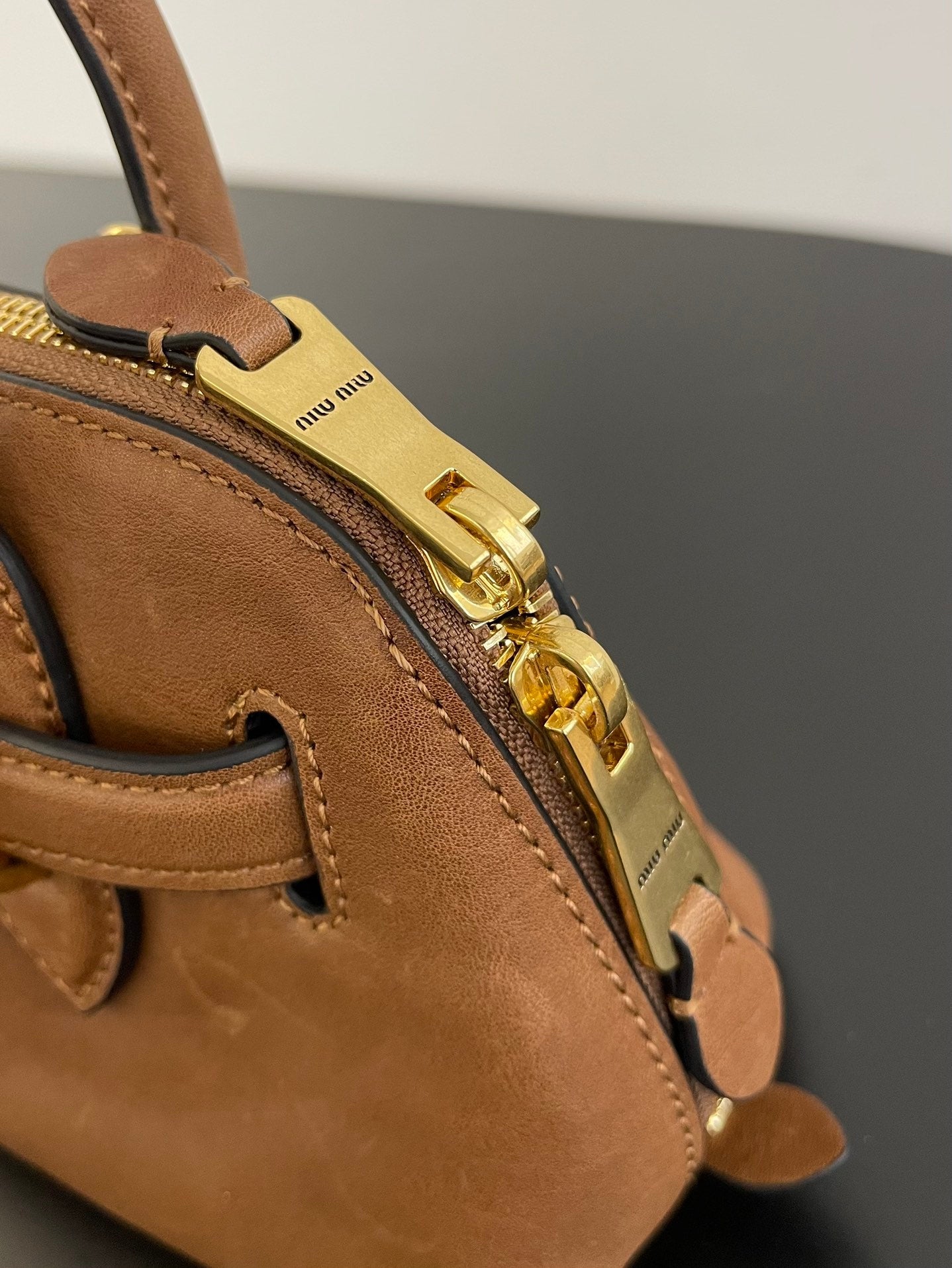 ＭＩ ＭＵ AVENTURE MINI NAPPA LEATHER BAG OAK