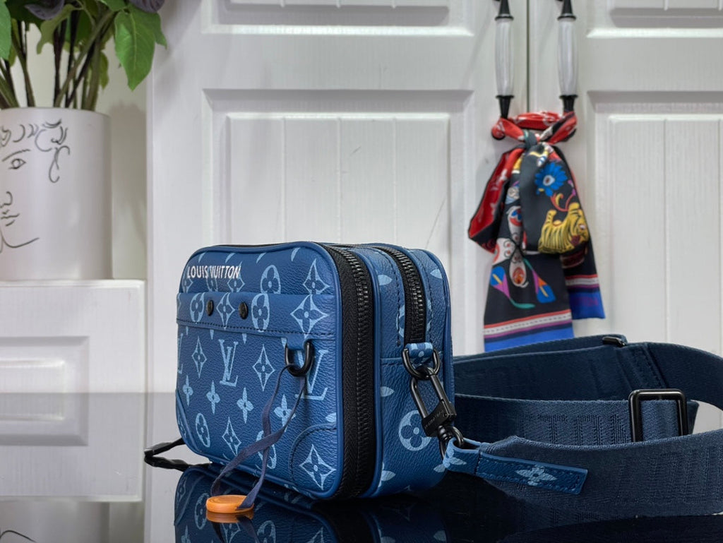 ＬＳ ＶＴＴＯＮ TOILETRY POUCH