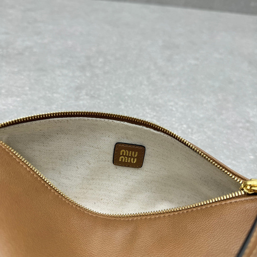 ＭＩ ＭＵ NAPPA LEATHER POUCH OAK