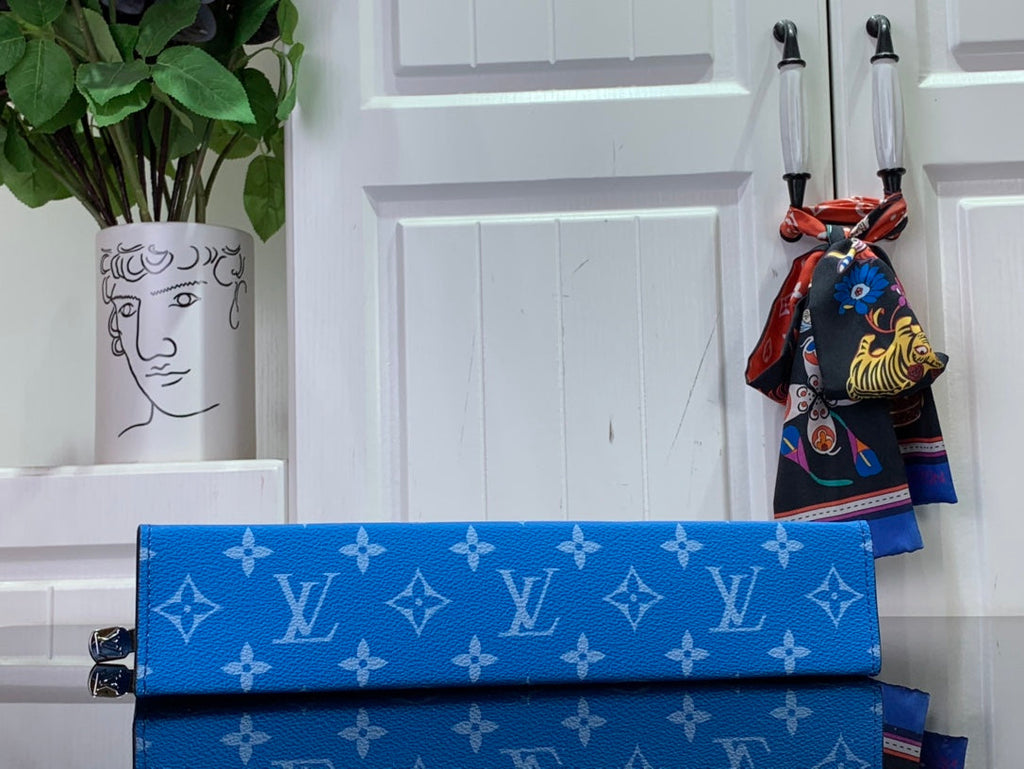 ＬＯＵＩＳ ＶＵＩＴＴＯ N POCHETTE VOYAGE MM BLUE