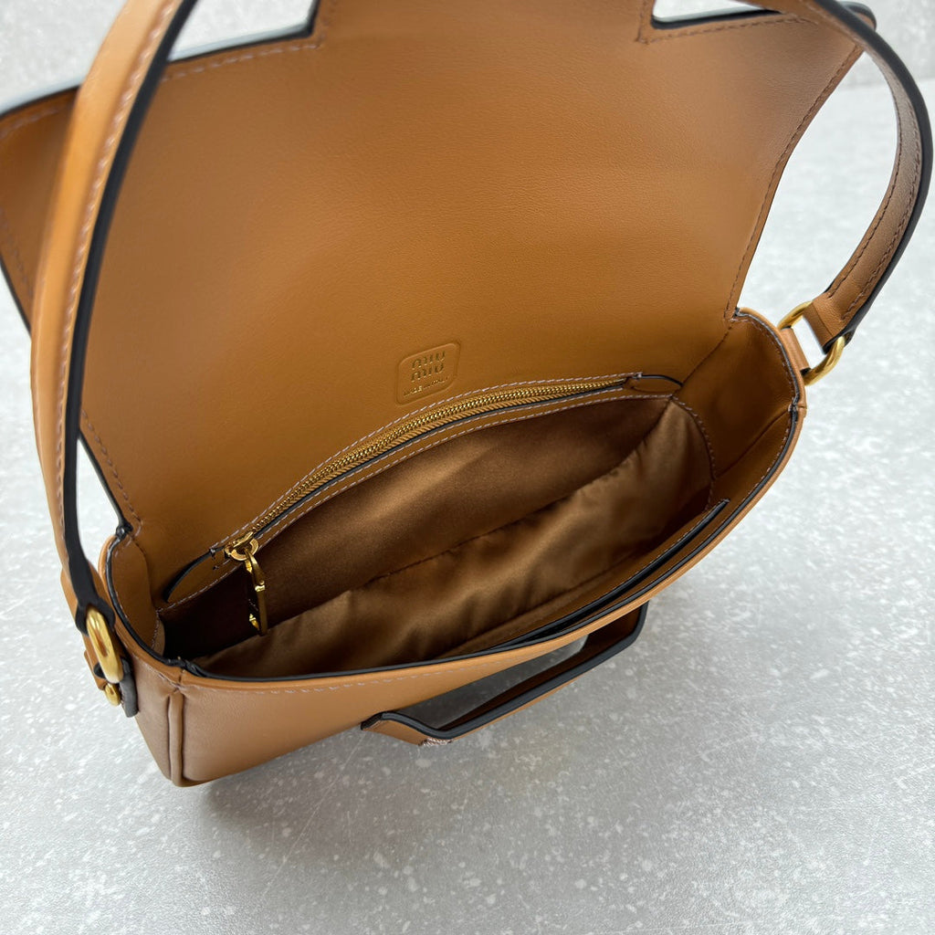 ＭＩ ＭＵ PENNY NAPPA LEATHER SHOULDER BAG COGNAC