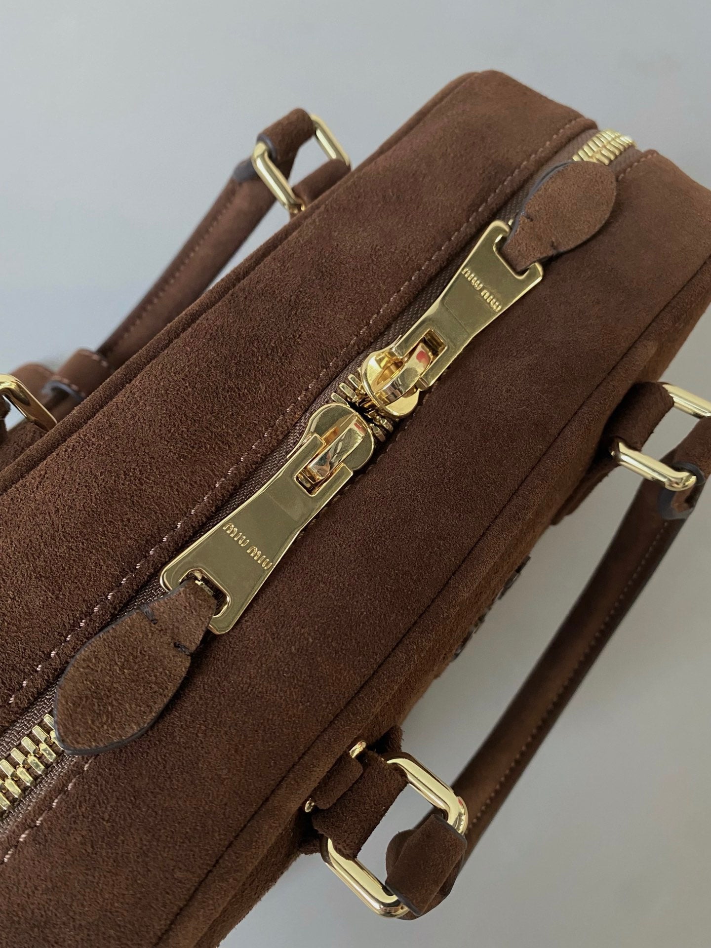 ＭＩ ＭＵ ARCADIE PADDED SUEDE TOP-HANDLE BAG COCOA BROWN