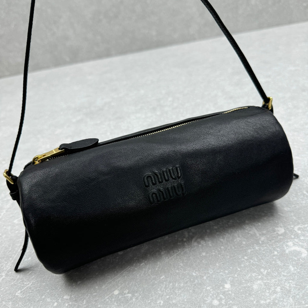ＭＩ ＭＵ NAPPA LEATHER POUCH BLACK