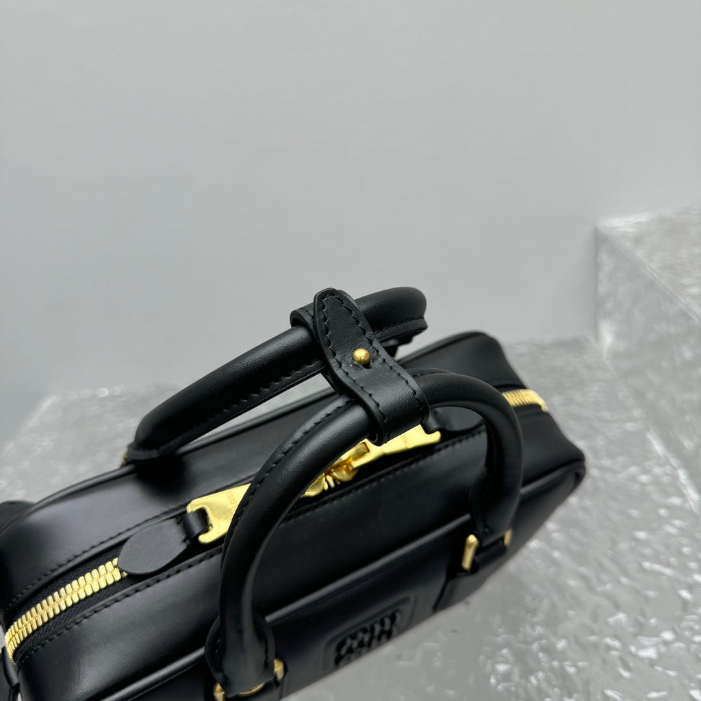 ＭＩ ＭＵ ARCADIE LEATHER BAG BLACK
