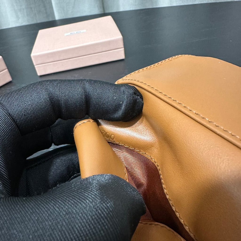 ＭＩ ＭＵ SMALL LEATHER WALLET WITH LOGO COGNAC