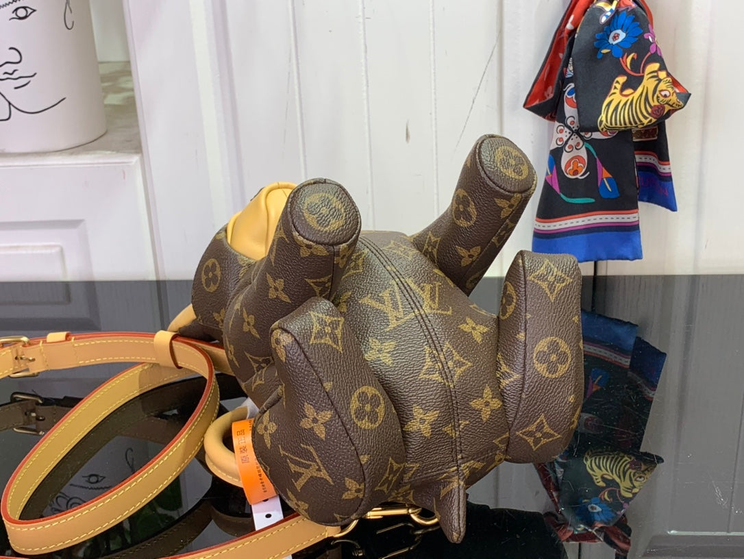ＬＳ ＶＴＴＯＮ POOCH BAG MONOGRAM