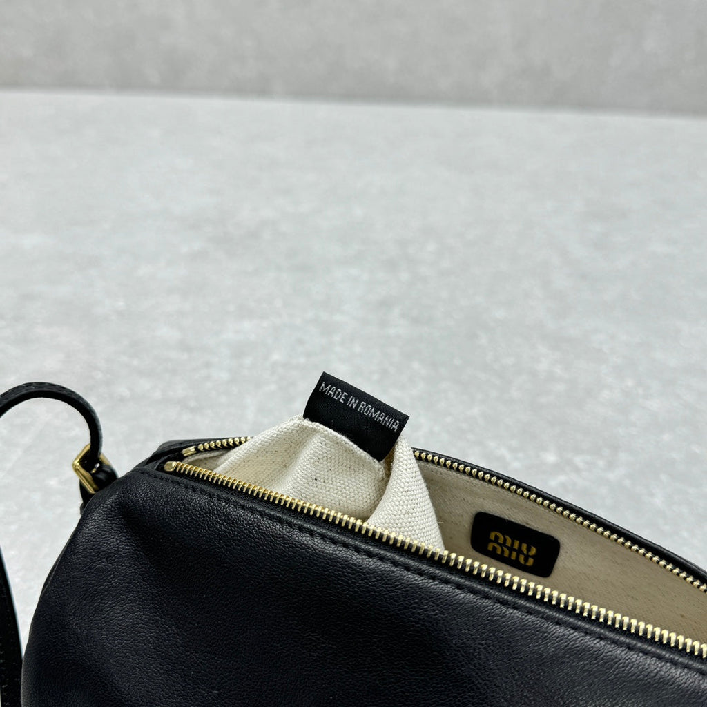 ＭＩ ＭＵ NAPPA LEATHER POUCH BLACK