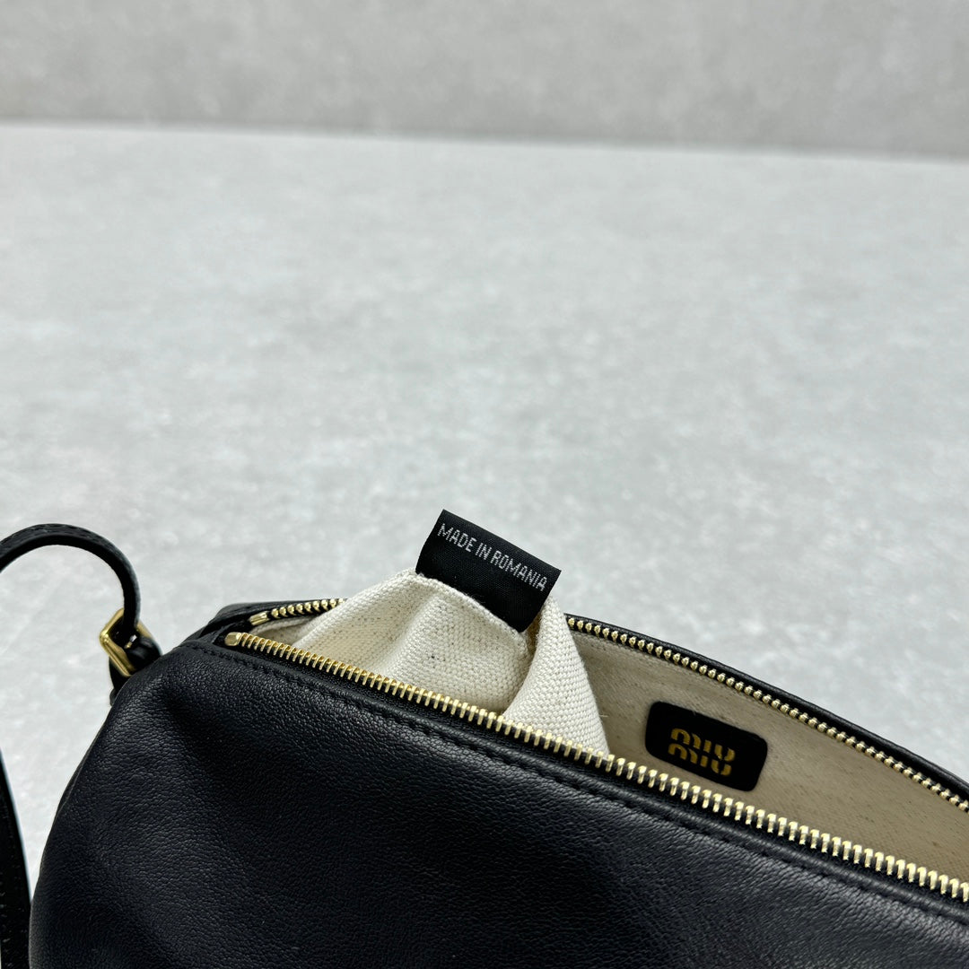 ＭＩ ＭＵ NAPPA LEATHER POUCH BLACK